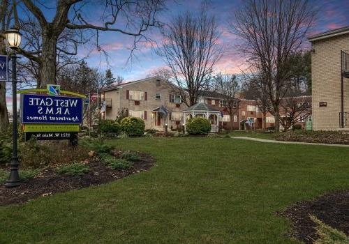 Evening view of the West Gate Arms apartment community 在Jeffersonville, 温暖的灯光照亮了庭院